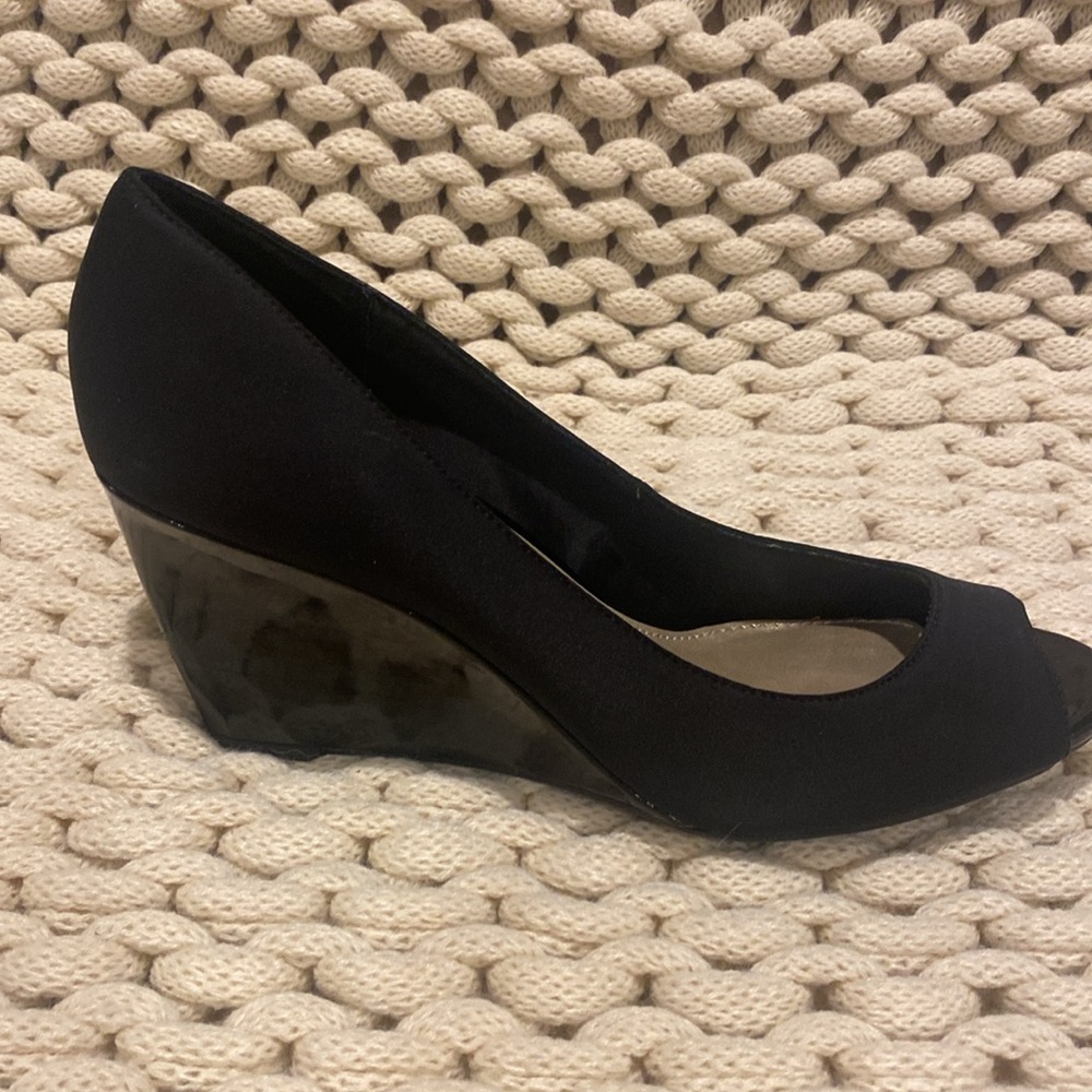 Bandolino Black Peep Toe Wedge Pumps with Gold Insole - Picture 4 of 9